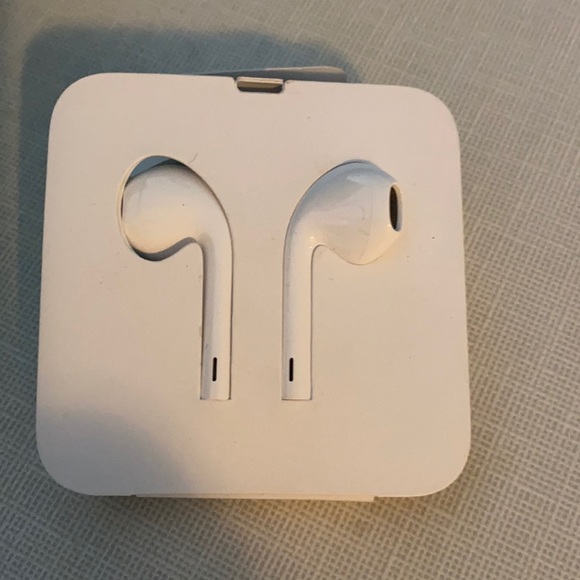 Apple lightning adaptor headphones - Picture 1 of 1